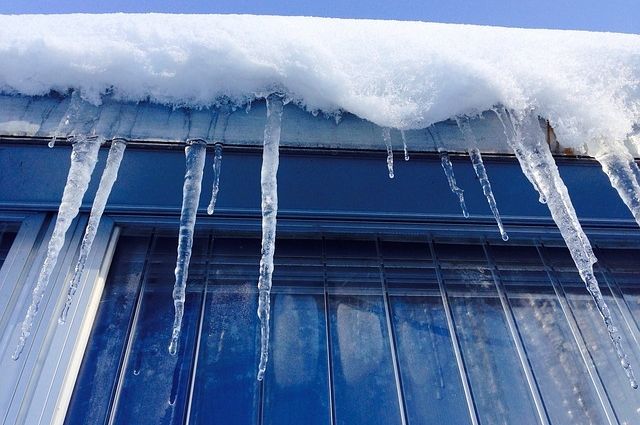 Получить компенсацию при падении снега с крыши в Арти